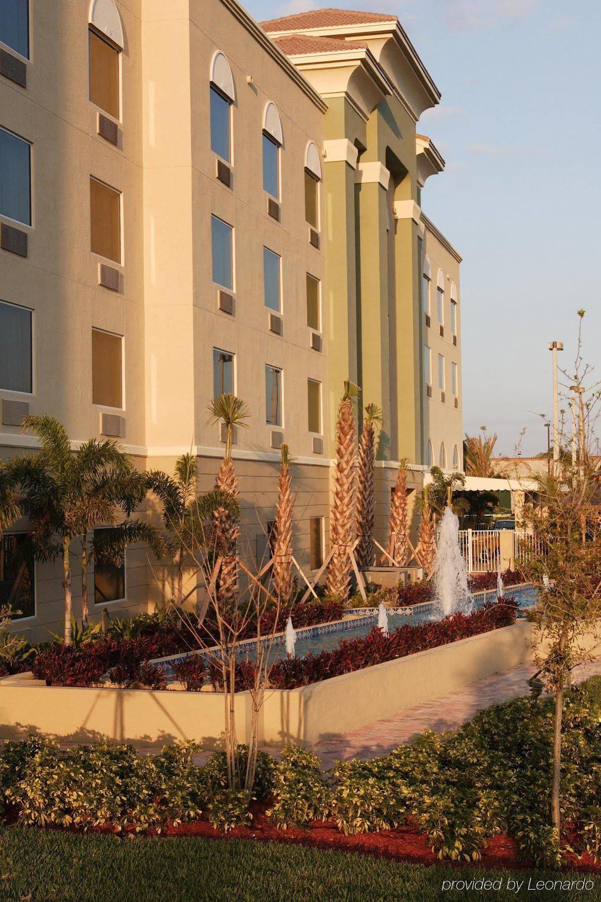 Hampton Inn & Suites Wellington Royal Palm Beach Exterior photo